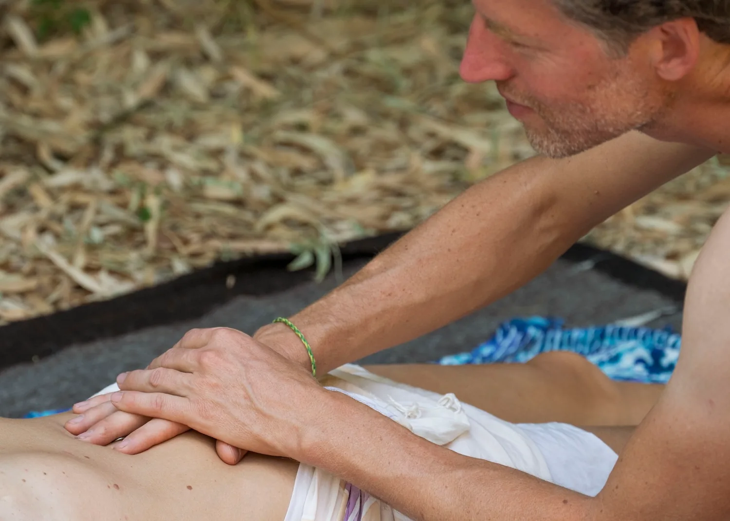Hand auf dem Bauch – Verbindung und Vertrauen
