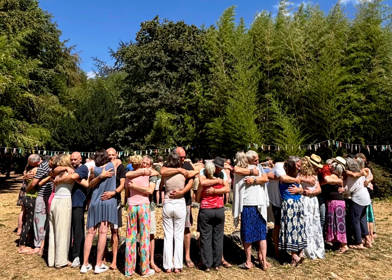 Gemeinsame Umarmung beim Festival